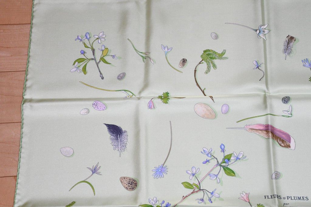 Hermes Scarf Fleurs et Plumes by Leigh P. Cook 90 cm silk light green flower