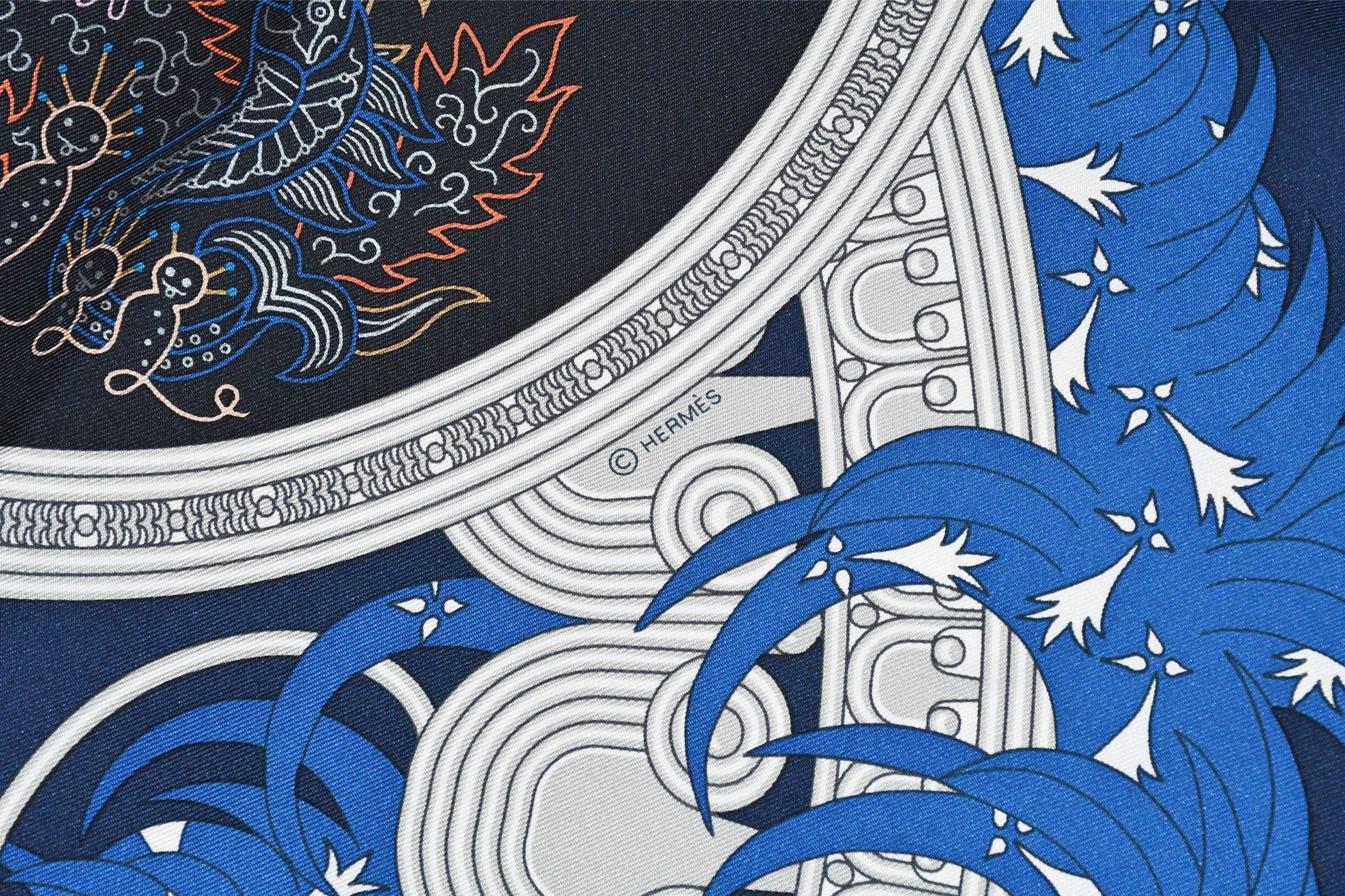HERMÈS スカーフ 青と白 装飾的なデザイン90綺麗 Hermes Scarf Legende Brodee 90 cm silk blue Carre legend