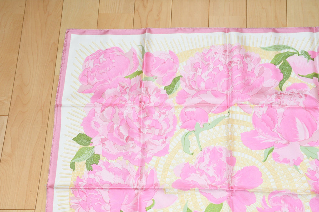 Hermes Scarf Les Pivoines by Christiane Vauzelles 90 cm silk pink flower 1977 Carre