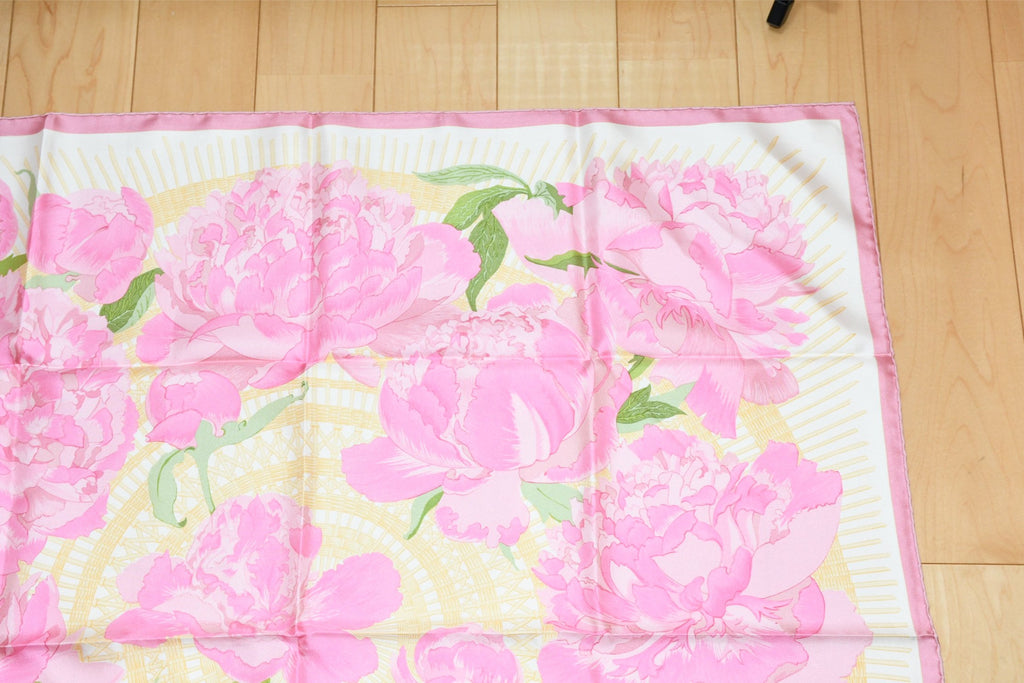 Hermes Scarf Les Pivoines by Christiane Vauzelles 90 cm silk pink flower 1977 Carre