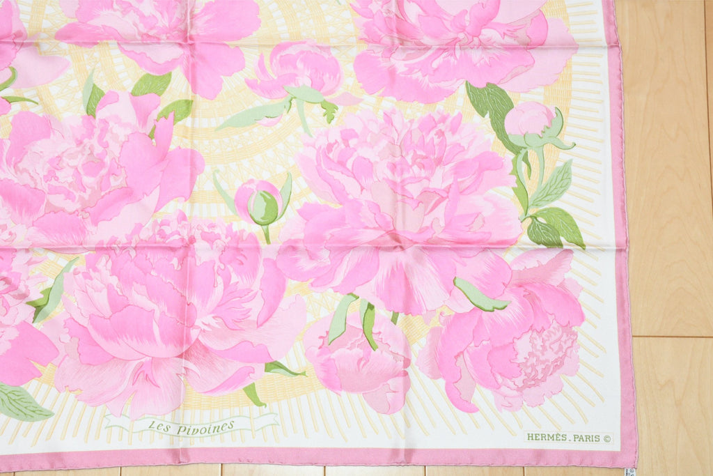 Hermes Scarf Les Pivoines by Christiane Vauzelles 90 cm silk pink flower 1977 Carre
