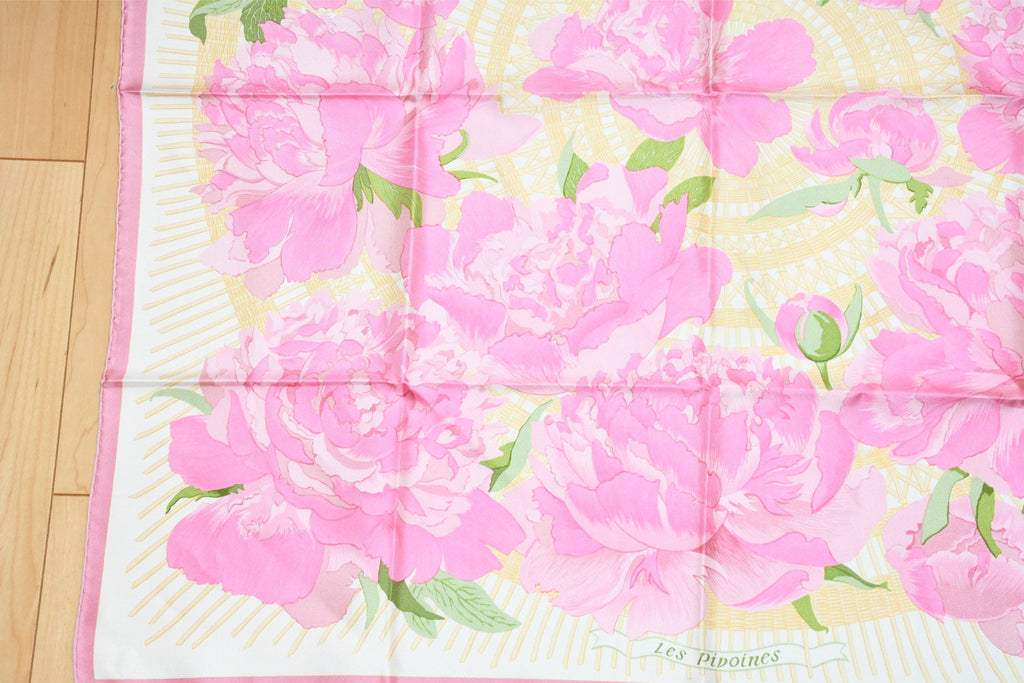 Hermes Scarf Les Pivoines by Christiane Vauzelles 90 cm silk pink flower 1977 Carre