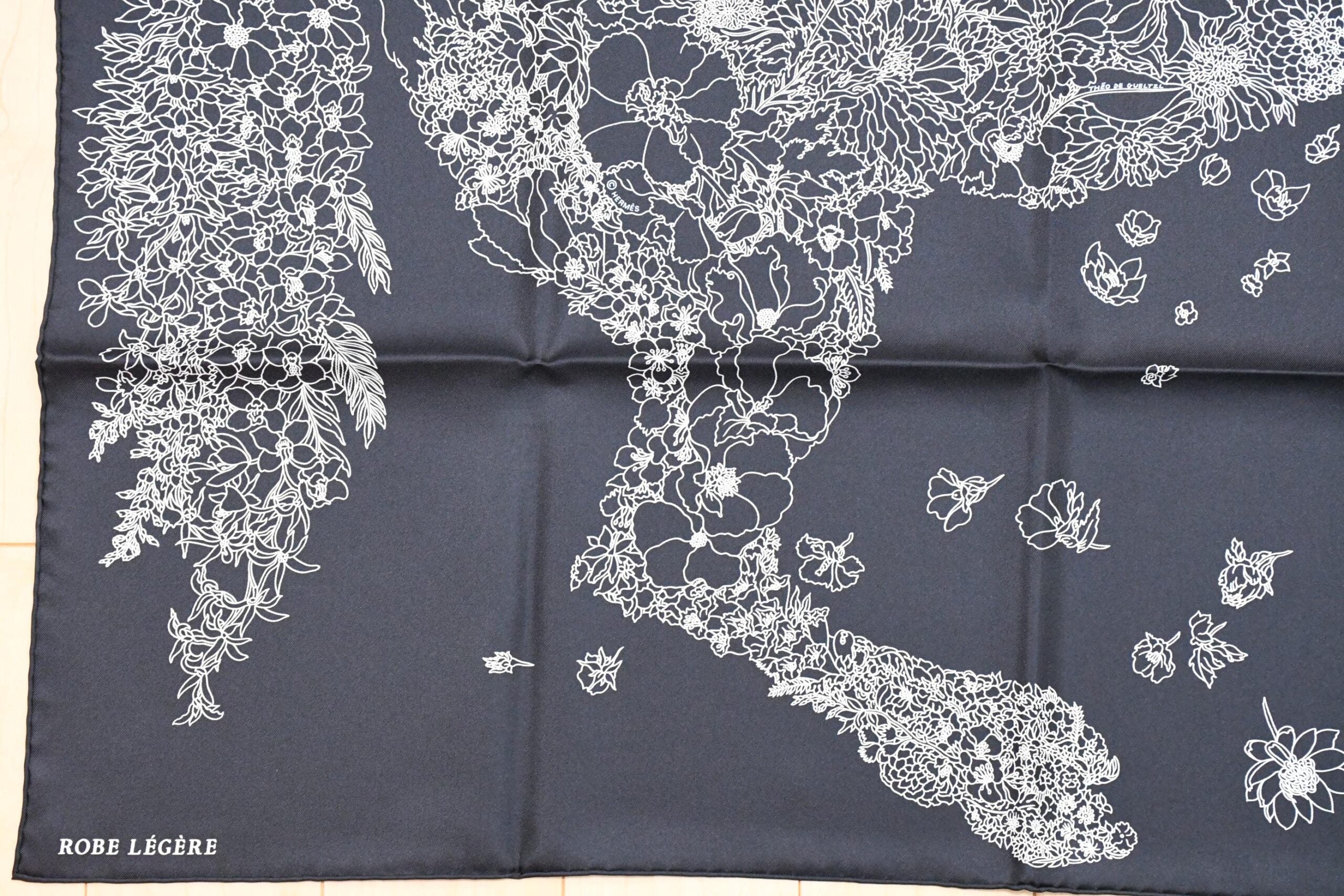 Hermes Scarf Robe Legere 90 cm silk black Carre flower horse 35