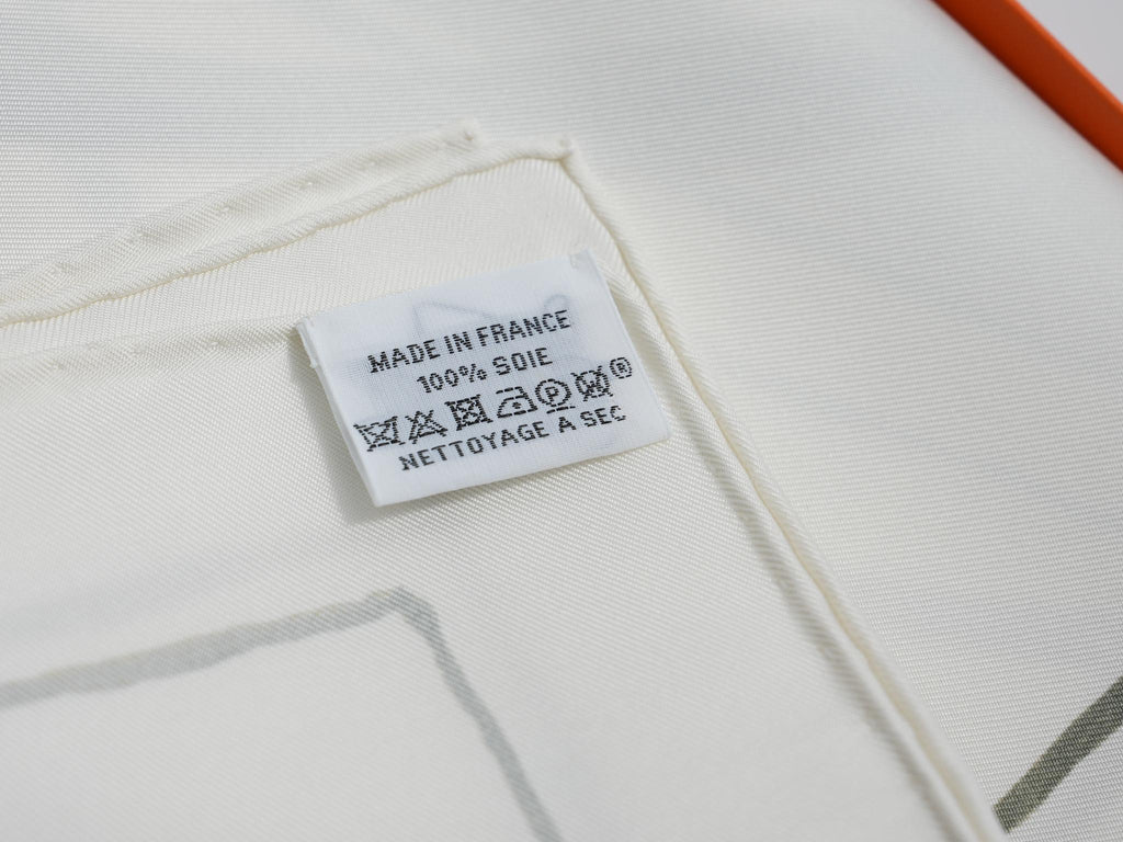 Hermes Libre Comme Pegase 90 cm silk Scarf white Carre Pegasus horse 35"