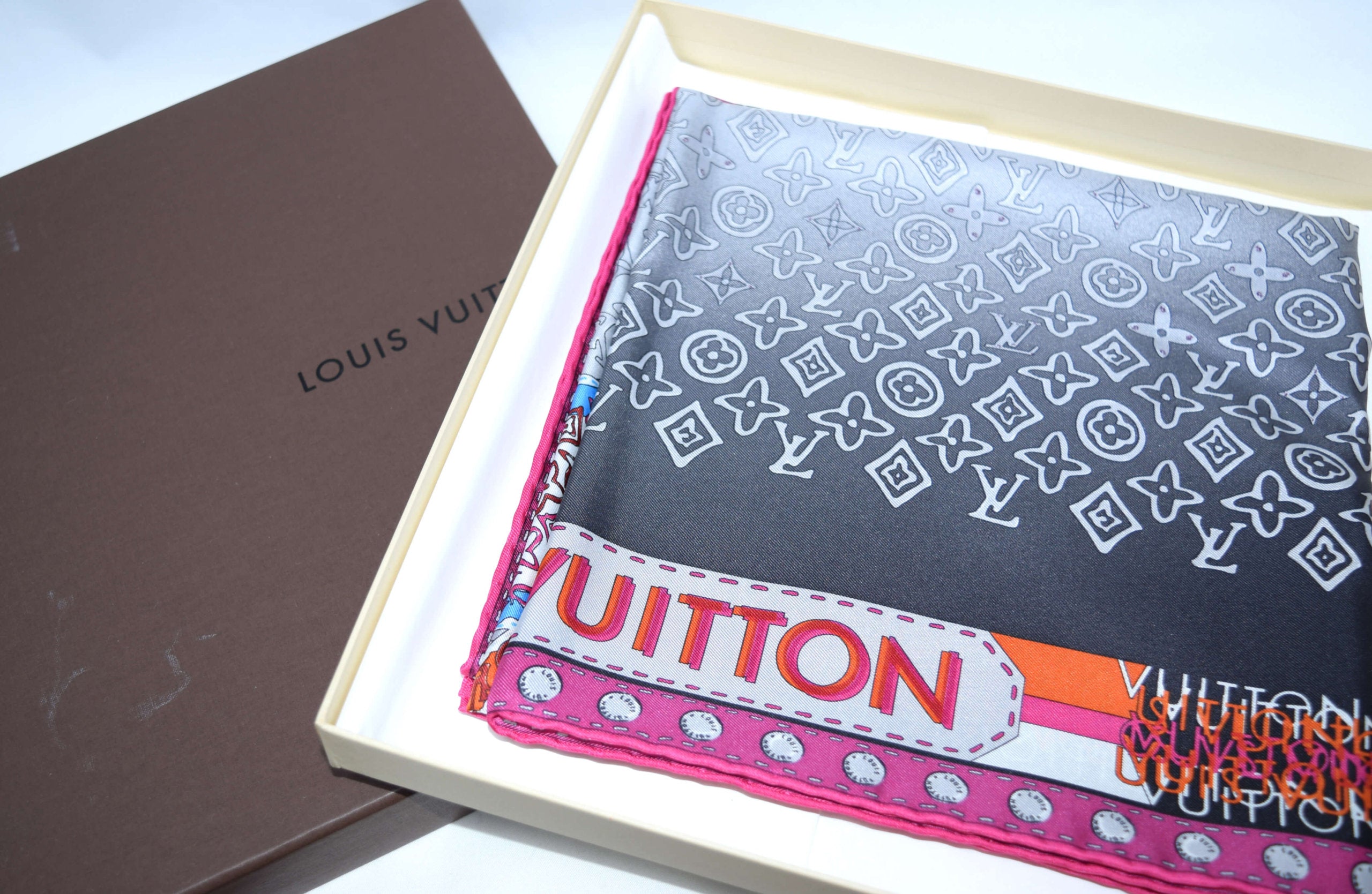 Louis Vuitton Scarf World map 86 cm Monogram Silk 34” inch Gray