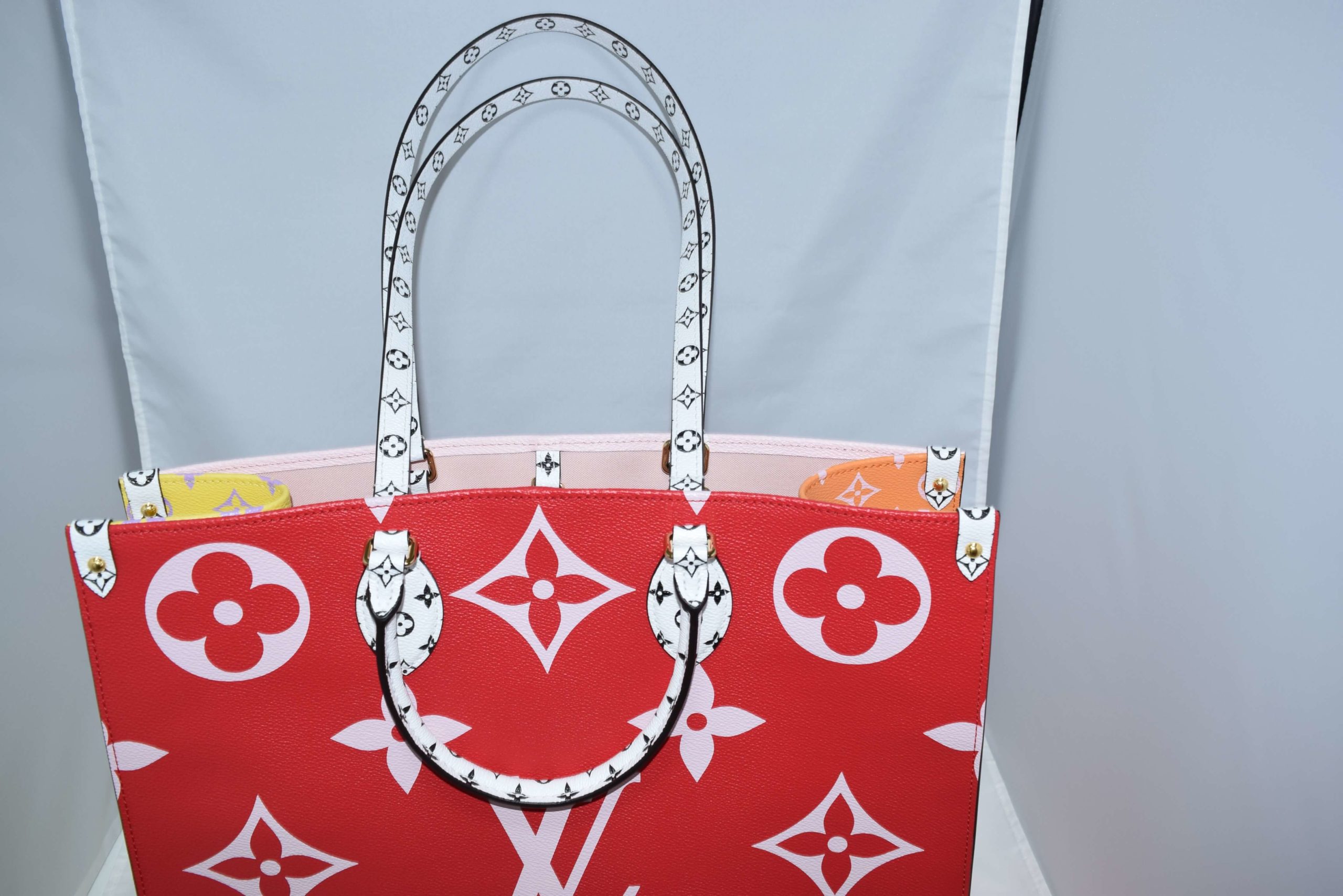 Onthego tote Louis Vuitton Red in Synthetic - 23826865