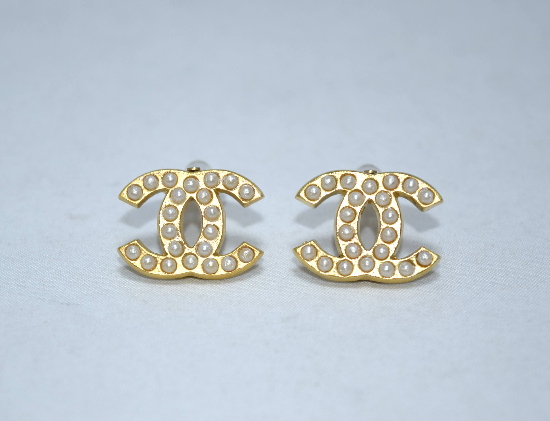 Chanel Earrings Gold tone CC logo pearl vintage 2280 – art Japan Export
