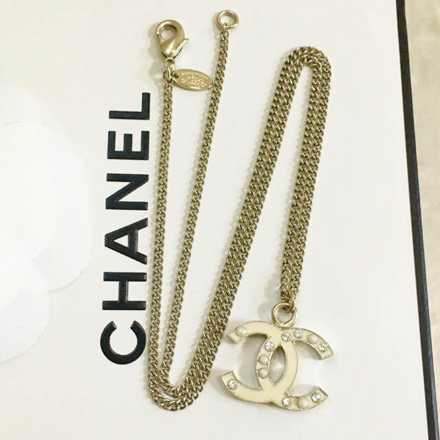 CHANEL Pendant Necklace CC Logo light Gold Beige Rhinestone Pearl 
