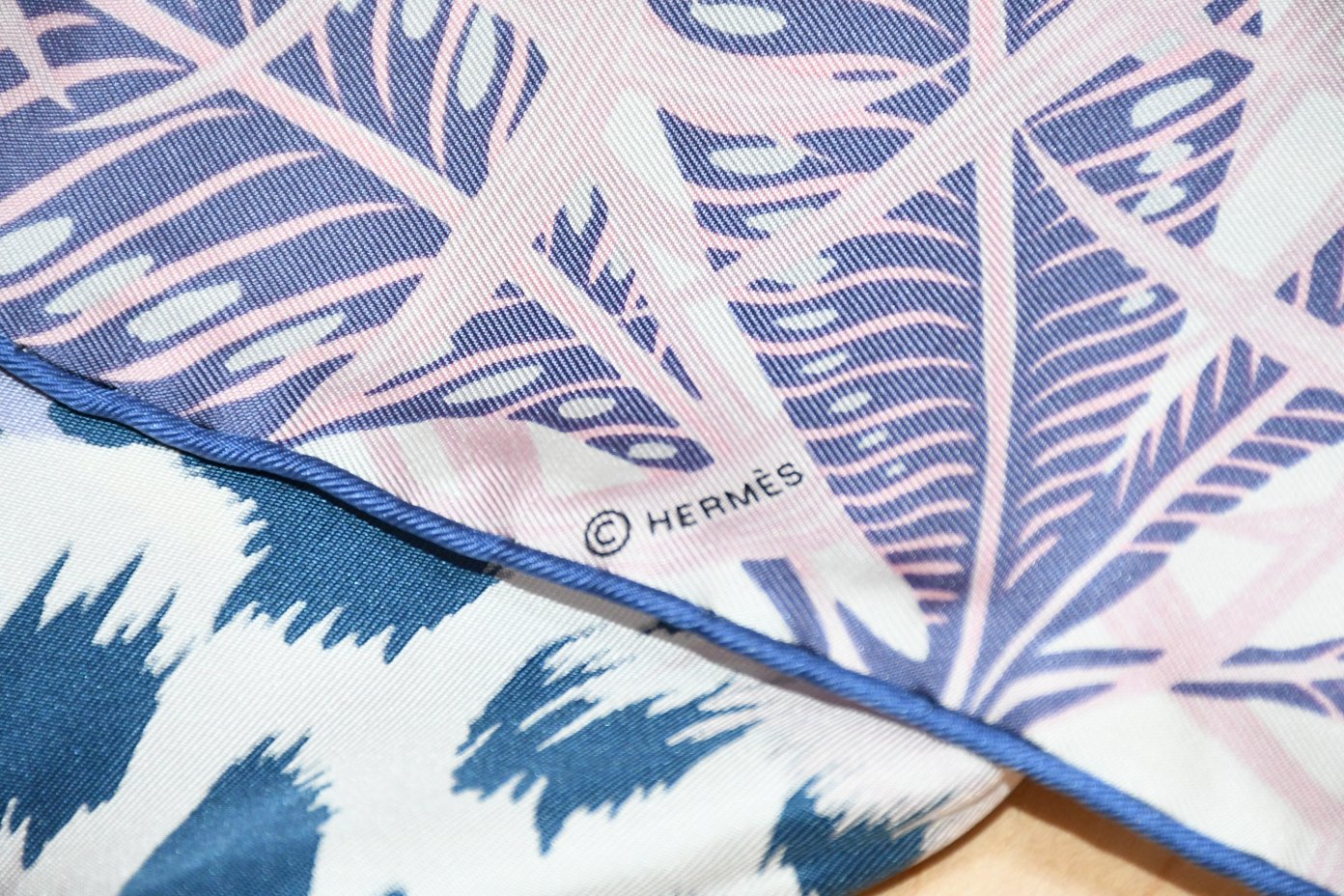 Hermes Scarf Jaguar Quetzal 90 cm Christine Henry silk purple animal Carre 064 AUC46640_1009 (14)