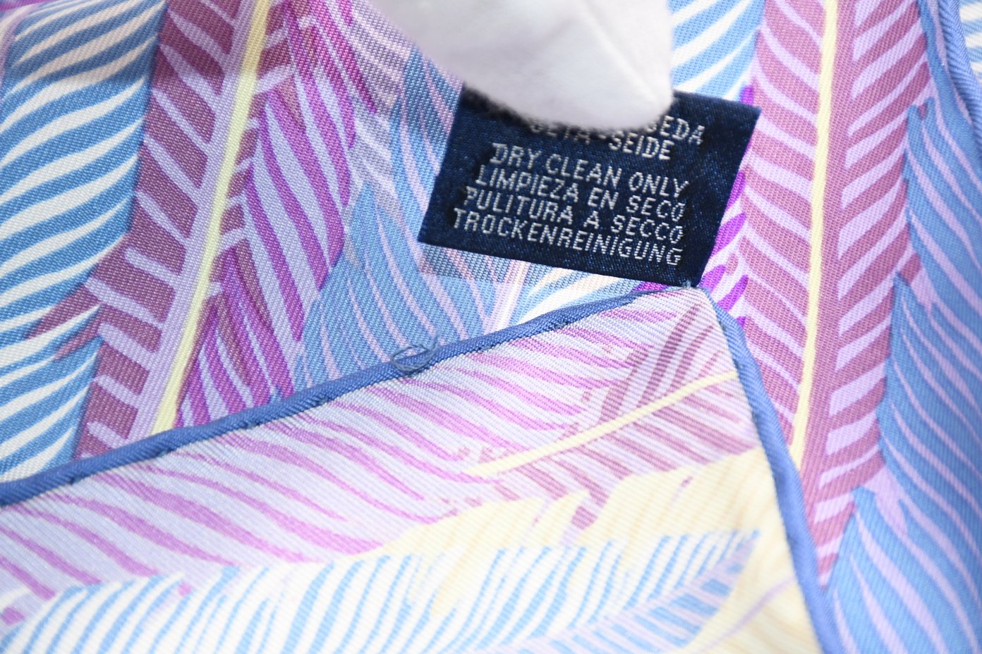 Hermes Scarf Jaguar Quetzal 90 cm Christine Henry silk purple animal Carre 064 AUC46640_1009 (4)