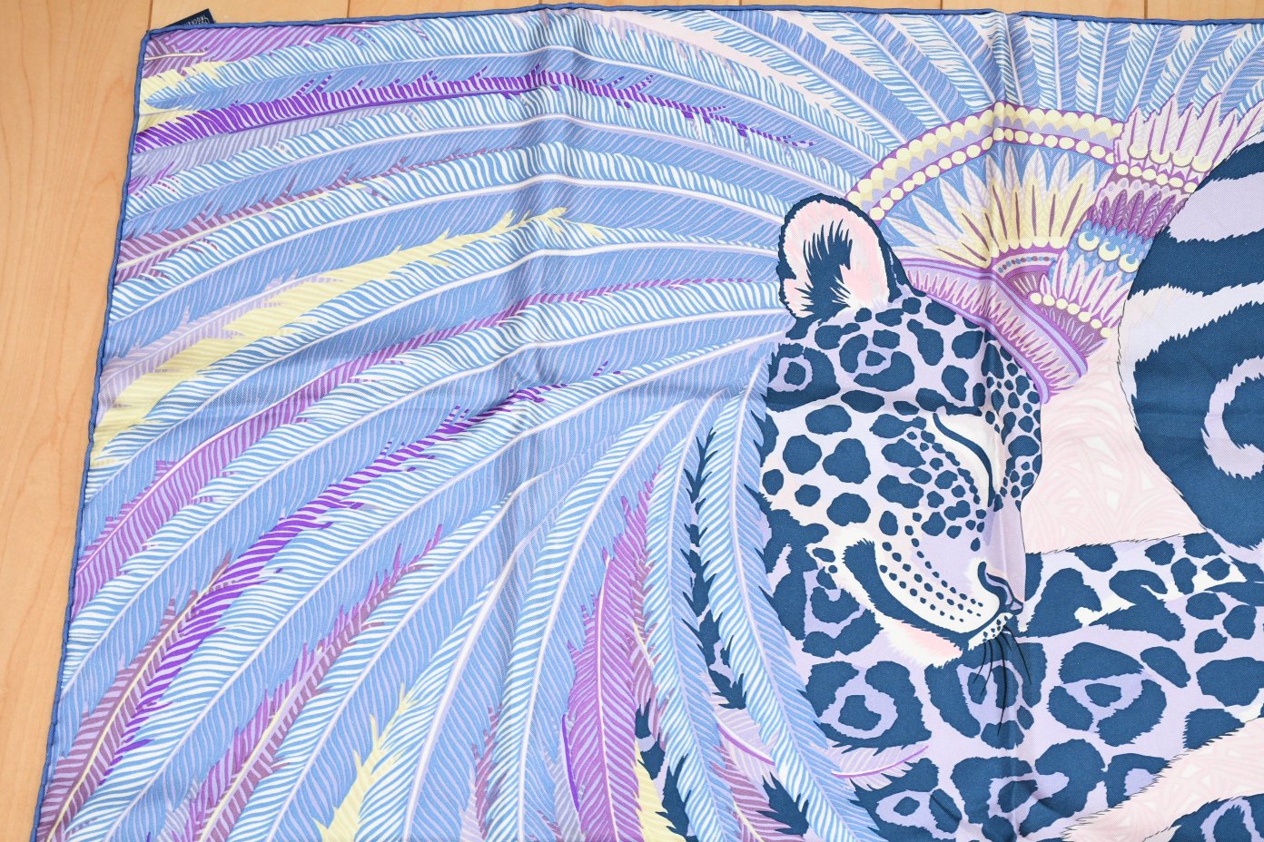 Hermes Scarf Jaguar Quetzal 90 cm Christine Henry silk purple animal Carre 064 AUC46640_1009 (7)