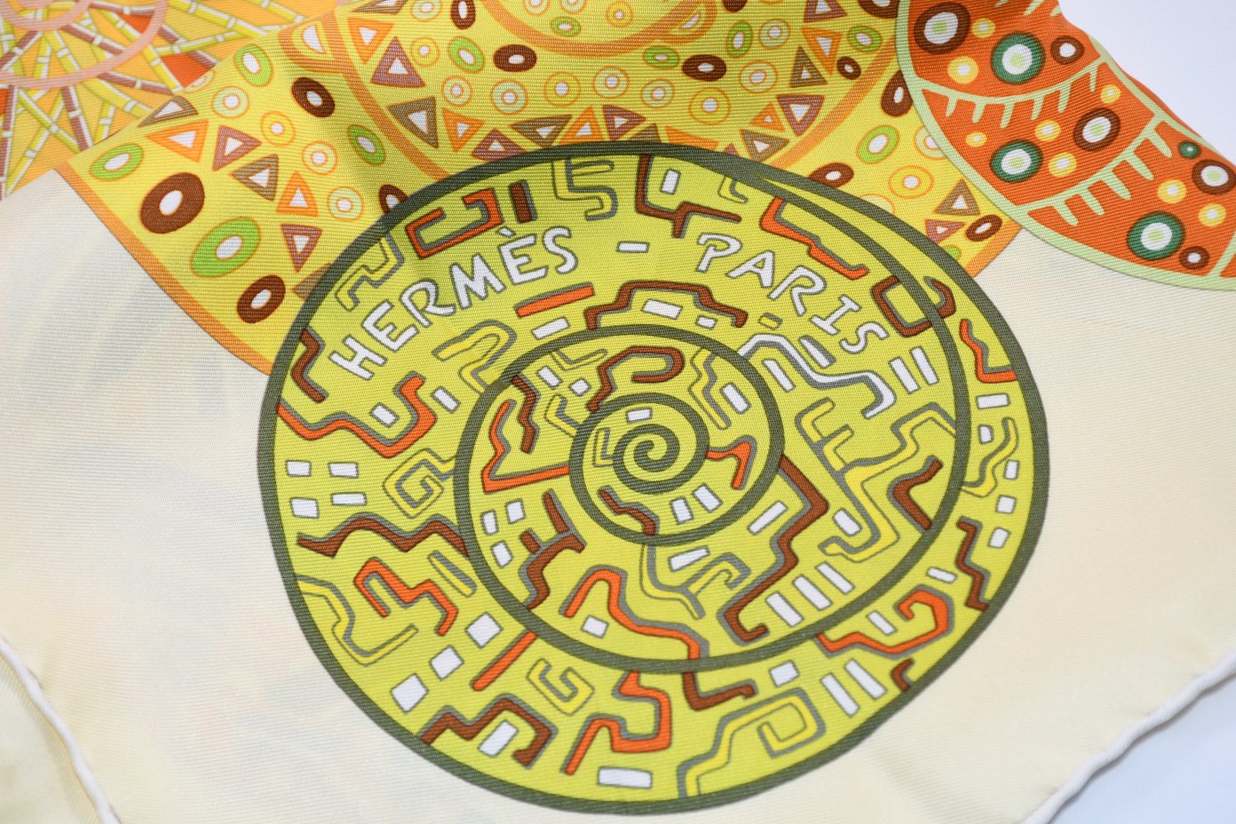 Hermes Scarf Reves d'Escargots 90 cm silk yellow cream snail dream Carre ME25000_0917 (4)