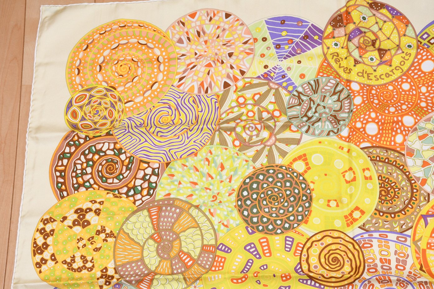 Hermes Scarf Reves d'Escargots 90 cm silk yellow cream snail dream Carre ME25000_0917 (6)