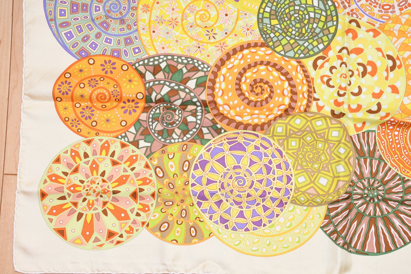 Hermes Scarf Reves d'Escargots 90 cm silk yellow cream snail dream Carre ME25000_0917 (9)